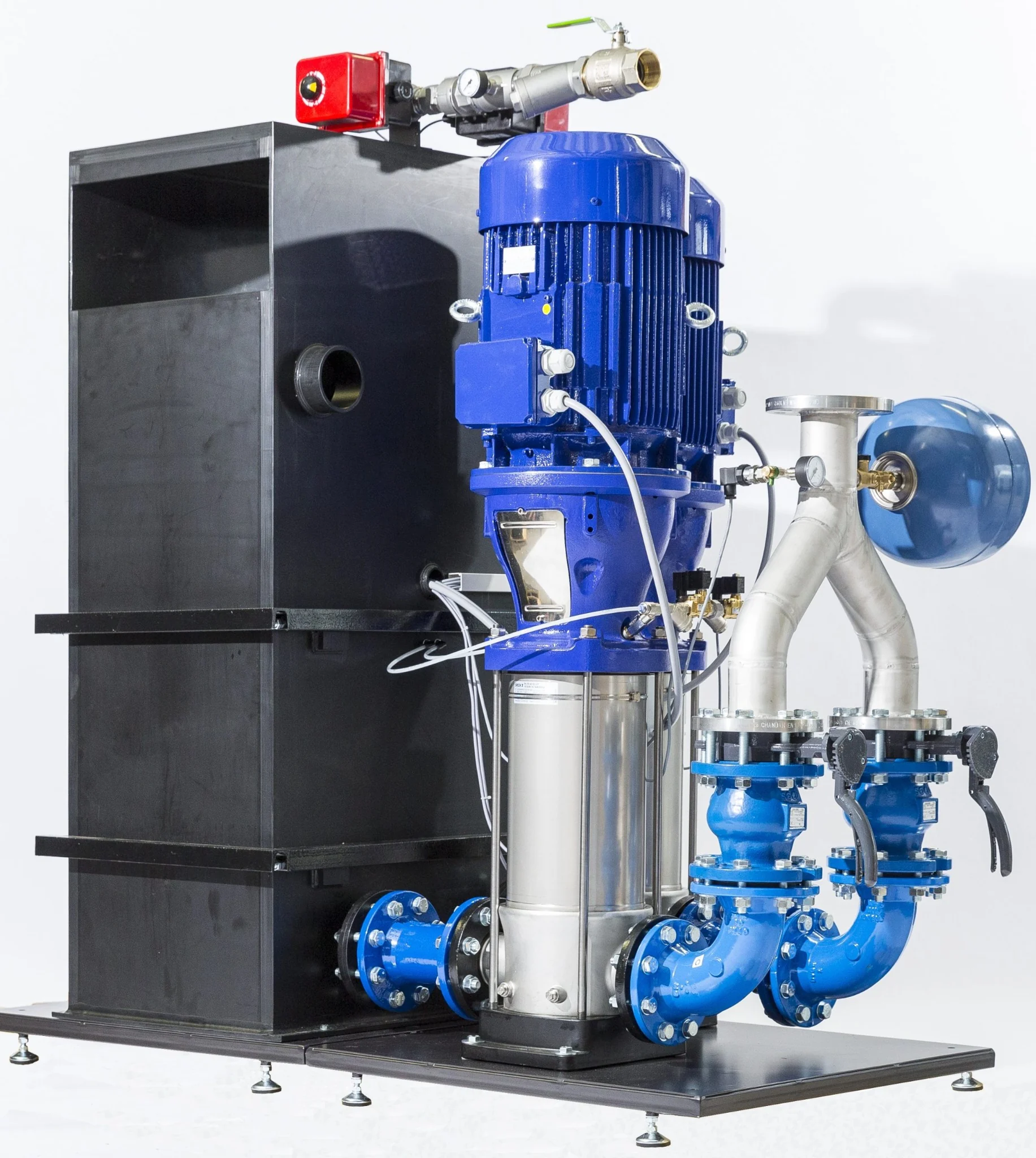 Druckerhöhungsanlage mit Pumpe, Armaturen und Druckbehälter